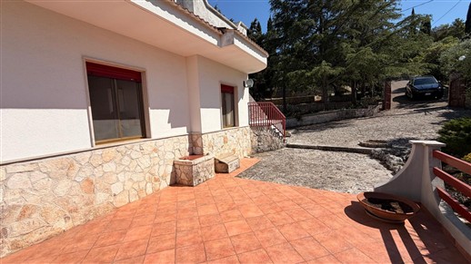 Villa Panoramica In Buone Condizioni Con Trullo Comunicante.